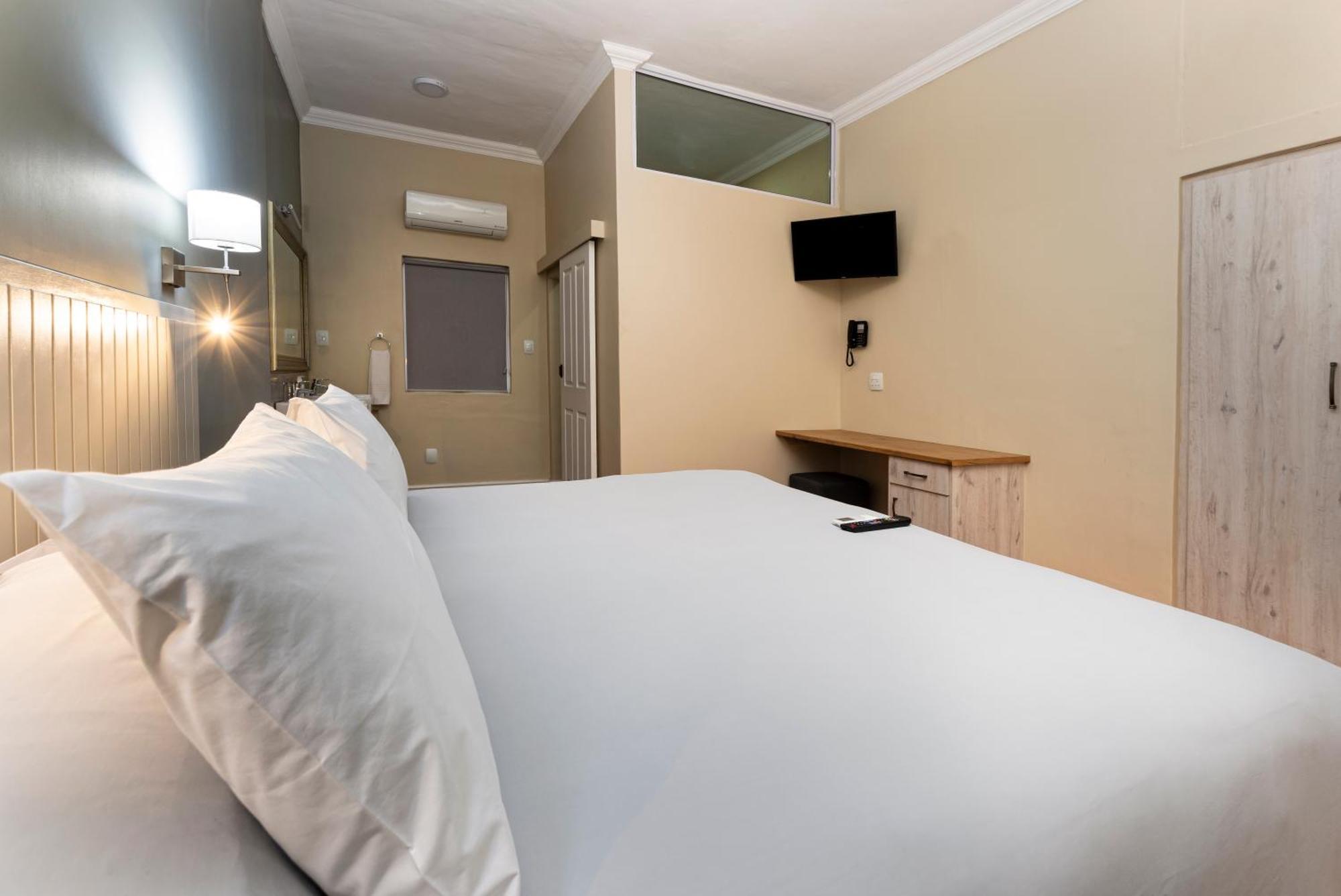Queen'S Hotel By Bon Hotels Oudtshoorn Εξωτερικό φωτογραφία